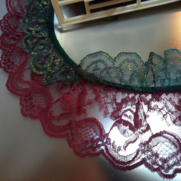 Lace red and green with gold foil strands - Picture 2 of 2